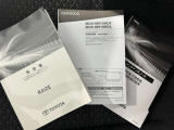 メンテナンスノート、取扱説明書です。 その車の整備記録が事細やかに記録されています。 車が生まれてから今までどのような道を歩んできたのか判るとても重要な物ですよ。