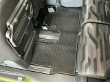 しっかりと汚れ、砂ぼこりを落とし足元まで清潔な車内空間を作り上げております♪