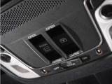 サンルーフは電動で可動!ボタン操作で快適です♪