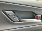 ドライバー2名分のポジションを記憶・再現。運転席に、2名分のシートのポジションを記憶・再現。ドライバー交代の際に便利です