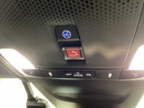 【SOSボタン】体調が悪くなったときや、事故に遭遇したとき、あおり運転にあっている時など、緊急時にボタンを押すと緊急サポートセンターにつながり、オペレーターが警察・救急への取次ぎを行います。