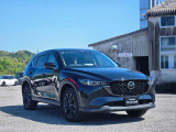 力強さと気品を高次元で融合させたCX-5のフロントマスク。シャープなヘッドランプと躍動感あふれるグリルデザインが、洗練された表情を創出します。走る歓びと上質な走りを予感させる力強い佇まいです。