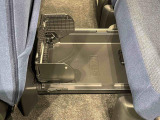 中敷きを立ち上げれば、倒れやすい荷物も安定して積める置きラクボックスが標準装備