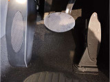【ペダル】BMWはオルガン式アクセルペダルを採用しています。踏み込む足とペダルが同じ軌跡を描くため、かかとがずれにくく、アクセルコントロールがよりしやすくなるメリットがあります。