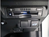 ナビ画面に連動したETCを装備しています。 過去に利用した利用料金も一目で分かって、とっても便利です。 ETCの抜き忘れ、挿し忘れも警告してくれるので安心ですね。