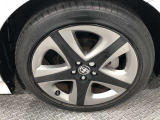 【純正アルミホイール】です!車両デザインに合わせてホイールをデザインしているため、見た目にもカッコイイ!アルミホイール。洗車もラクチンでスチールホイールのように錆ません。