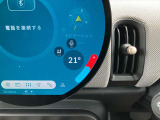 円形有機ELセンターディスプレイ、ミュージックサーバー、Bluetooth、ハンズフリーフォン付。