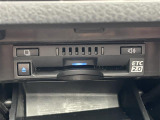 【ETC2.0(DSRC/ITSスポット)】ETCカードを挿入すれば料金所はノンストップで通過できます。ETC限定の割引や、高速道路の情報提供サービスを利用できます。