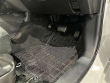 内装工程では、中古車を気持ちよくお乗りいただけるよう清掃しております。シートの洗浄はもちろん、ニオイの元となるフロアカーペットまで洗浄・消臭を実施。