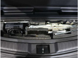 パンクした際には応急パンク修理キット(スペアタイヤはございません)をご使用下さい。力が要らないので修理作業はラクですよ!※パンク状況によっては使用できません。応急修理後はお早めにディーラーへ。
