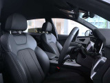 ●クールで上品で室内を横に広く感じられるよう設計されたダッシュボード周りです。Audiらしい心地よい空間です。