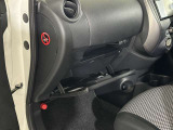 グローブボックス周り 運転席から中に収納した物をすぐに取り出せて便利です。