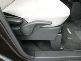 運転席シートには手動式のシートリフター機能が備わっています。