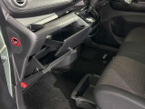 グローブボックス周り 運転席から中に収納した物をすぐに取り出せて便利です。