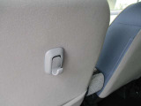 運転席と助手席の背面についたフックにリュックなどの荷物を、サッと掛けられます。