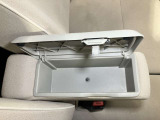 アームレストの中にも収納スペース!運転席周りをすっきり保てます!