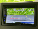 バックカメラ表示機能が搭載されており、後退時の安全確認をサポートします。駐車や狭い場所での運転がより安心です。