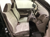 女性でも運転がしやすいように、シートの高さ調整機能(シートリフター)がついています。運転席と助手席の間が空いている為、助手席側への移動がスムーズです。交通量の多い道でも助手席側から乗り降りができます。