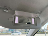 運転席/助手席LED付バニティミラーを搭載。