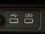 【USBポート】USBポートも装備されています、スマートフォンの充電やオーディオに連携も可能です、今や欠かせない装備の一つです!