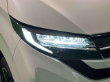 対象物が見やすく白く明るい光で夜間走行をサポートするLEDヘッドランプを搭載