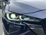 鋭く前方を照らす、LEDヘッドライト。遠くまで視界が開けることで、より安心したストレスのない走行を、提供してくれます。ライトの寿命が長いこともLEDの特徴ですね。