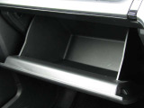 ■グローブボックス■保険証券や車検証などの車の必需品を収納できます!また、サングラスやCD、DVDなどの便利な小物も収納可能です♪