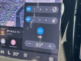 フロントシートヒーターに加え、ステアリングホイールヒーターも装備。