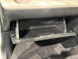 大きな荷物を収納できる、便利な助手席グローブボックス