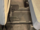 お荷物の収納に便利な「置きラクボックス」フロアに直接置きたくない荷物を置いたり、見られたくない物をしまっておく事が出来ます♪
