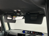 【サンバイザー】車内で身だしなみを整えるためのバニティミラーがセット。お化粧直しや髪型のチェックに活用できます。