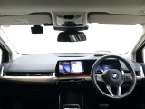 視線の先に自然と情報が集まり必要な操作へスムーズに手が届くBMWならではのコックピット。洗練されたデザインと上質な素材が調和し乗り込んだ瞬間からドライバーの走る歓びを日常に感じる空間です。