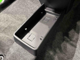 ティッシュ箱もぴったり収まるセンターフロアトレイ