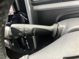 雨天時でも安心して運転できる、操作しやすいワイパーレバー。風量調整も可能で、様々な天候に対応します。