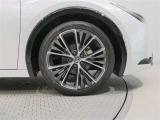 純正のアルミホイール装着車です 純正は車両デザインに合わせてデザインしてありますのでクルマとのデザインマッチングは秀逸です