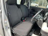 安定感あるシートです。長距離ドライブでも疲れにくいですよ。運転席にシートヒーター完備で寒い日も快適です!