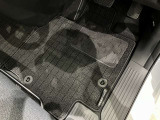 用品としてフロアマットを装備しております。すぐにお乗りいただけます!