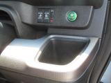 【運転席側ドリンクホルダー】運転中にすぐ取り出しやすい位置に配置しているのでドライブ中の水分補給もスムーズです。