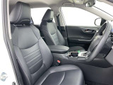 居心地の良い運転席、長く座ってられるリラックスできるデザインがいいですね。
