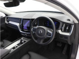 インストルメントパネルは僅かに運転席側へと傾けられているほか、余計なスイッチ類を可能な限り排し、運転に集中しやすい環境を造り出しています。