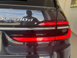 BMWのテールランプはプレスラインへと続く形状のため、統一感のある綺麗なラインを演出しております。
