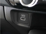 ◆USBチャージャー◆スマートフォンの充電等にも便利なUSBチャージャー!使いやすい場所に装備されています。