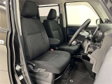 前席はセパレートタイプ!運転席にはアームレスト付!中央を通って後席に移動することも出来ます!