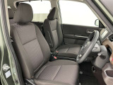 高いホールド性で運転姿勢が安定します。長距離ドライブでも疲れにくいのが魅力です。快適なドライビングライフをお送りください♪