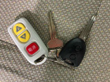 キーレスです。キー本体のスイッチでドアのロックと解除ができます。