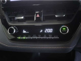 オートエアコンが付いています!1年中快適な室内を提供。車内温度を設定すると風量を自動で調整してくれます。