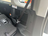 後部座席も十分な広さがあります!シートを倒せば荷物もさらに沢山積めますね♪