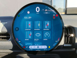 円形有機ELセンターディスプレイ、ミュージックサーバー、Bluetooth、ハンズフリーフォン付。