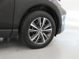 装着タイヤサイズは、225/60R18です。純正アルミホイールを装着しております。