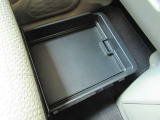 小物から大きな荷物までしっかり入れられる♪欲しい物が欲しい時にさっと取り出せる豊富な収納スペース♪助手席シートアンダーボックスは、便利な前後スライド式です!